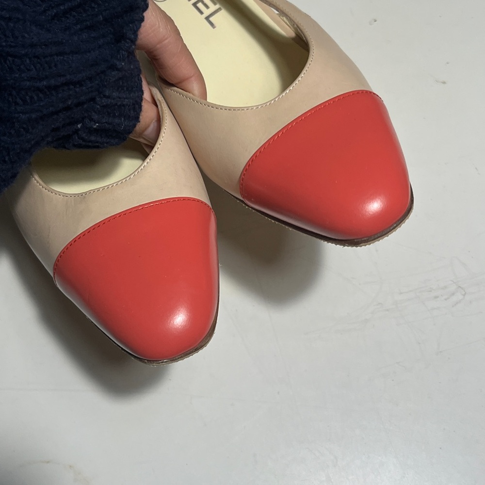 CHANEL Women's Red and Beige Heels - Picture 2 of 10